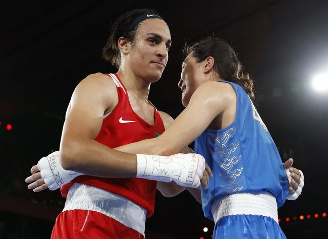 Petinju wanita asal Aljazair Imane Khelif telah berhasil meraih medali emas di Olimpiade Paris 2024. Namun, prestasinya di ajang internasional tersebut tidak lepas dari kontroversi. Sejumlah pihak mempertanyakan gendernya, bahkan menyebutnya sebagai transgender. Foto: REUTERS/Peter Cziborra