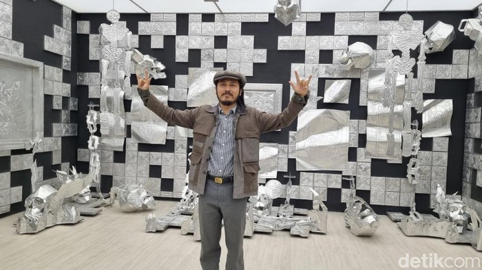Ramadhan Arif Fatkhur (32) saat berfoto dengan karya instalasi berjudul Adrenaline of Avantgarde di Artjog, Sabtu (10/8/2024).