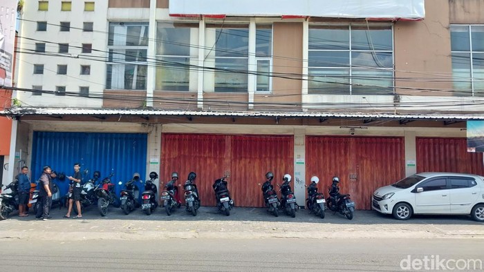 spanduk dan bendera arema fc dirusak