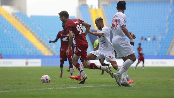 Striker PSM Makassar Nermin Haljeta berduel melewati pemain Persis Solo dalam laga di Liga 1 2024/2025.