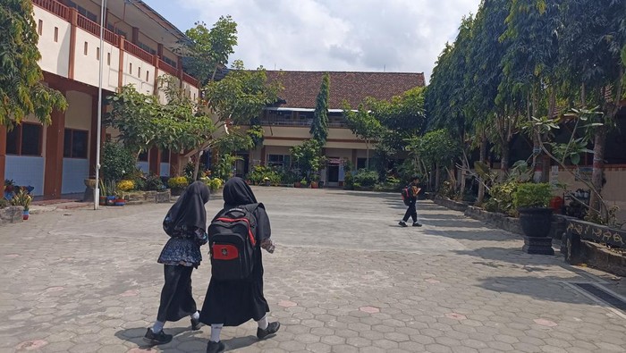 Suasana di salah satu sekolah di Kota Blitar dan surat imbauan belajar daring saat pertandingan Liga 1.