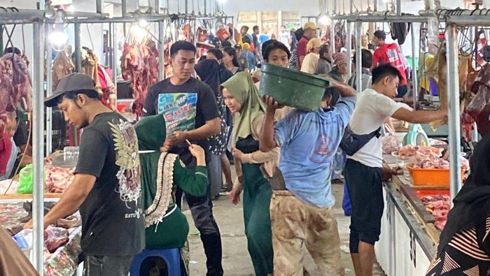 Suasana Pasar daging Arimbi