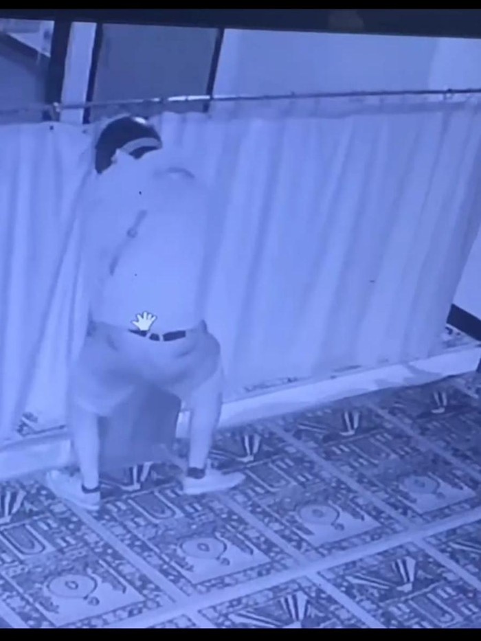 Tangkapan layar pria bersepatu curi kotak amal tertangkap kamera CCTV di Petambakan, Banjarnegara, Sabtu (10/8/2024).