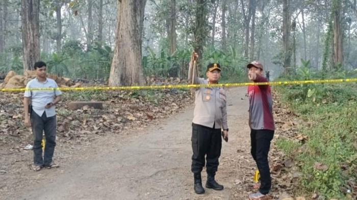 Kapolres Batang, AKBP Nur Cahyo Nugroho, bersama Kasatreskrim, AKP Imam Muhtadi, melakukan olah kejadian perkara di lokasi yang diduga terjadinya tawuran antar dua kelompok, Sabtu (10/8/2024).