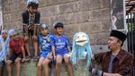 Aksi Teater Boneka Taman Dorong di Gang Sempit Bandung