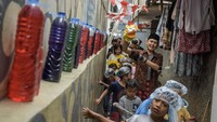 Anak-anak tampak antusias menontonnya.