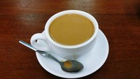 Tidak harus memilih, orang China mengenal racikan teh Yuanyang yang memadukan teh dengan kopi. Teh ini masih dijajakan secara tradisional oleh pedagang kaki lima. Foto: TasteAtlas
