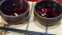 Daechu-cha adalah teh khas Korea Selatan yang terbuat dari seduhan jujube. Cara membuatnya menggunakan air yang telah direbus dengan menyeduh jujube hingga warnanya merah kecokelatan. Foto: TasteAtlas
