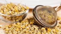 Mirip seperti teh chamomile, orang Hungaria lebih mengenalnya dengan Alföldi Kamillavirágzat. Teh ini dipercaya dapat menyembuhkan sakit perut. Foto: TasteAtlas
