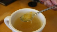 Pencinta rasa asam dan segar sepertinya akan menyukai Yuja-cha. Teh asal Korea Selatan ini menggunakan seduhan bulir lemon yuya khas China yang biasa dinikmati saat musim dingin. Foto: TasteAtlas