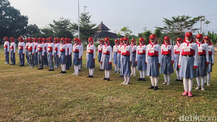 Tim Paskibraka DIY saat berlatih di Lapangan Monumen Pancasila Batalion Infanteri 403, Sabtu (10/8/2024).
