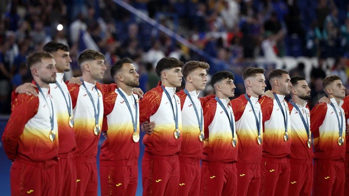 Paris 2024 Olympics - Football - Mens Victory Ceremony - Parc des Princes, Paris, France - August 09, 2024. Gold medallists Spain celebrate on the podium. REUTERS/Benoit Tessier