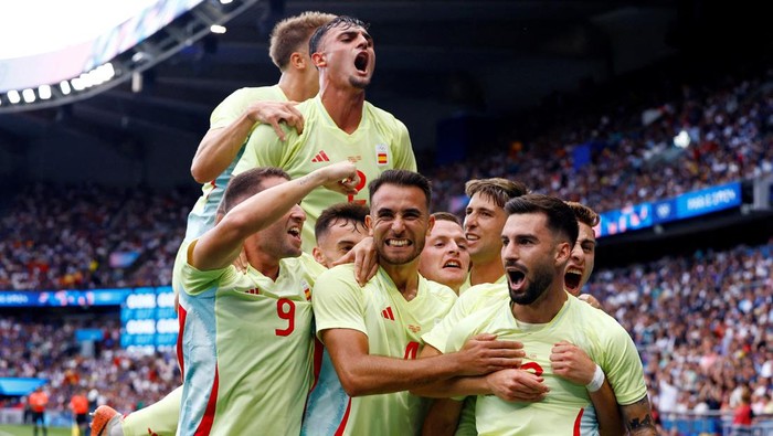 Paris 2024 Olympics - Football - Mens Gold Medal Match - France vs Spain - Parc des Princes, Paris, France - August 09, 2024. Alex Baena of Spain celebrates scoring their third goal with teammates. REUTERS/Piroschka Van De Wouw TPX IMAGES OF THE DAY
