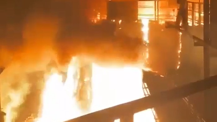 Tungku smelter PT LSI Morowali mengalami kebocoran.