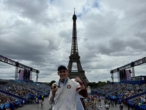 Momen Veddriq Rayakan Medali Emas di Depan Menara Eiffel