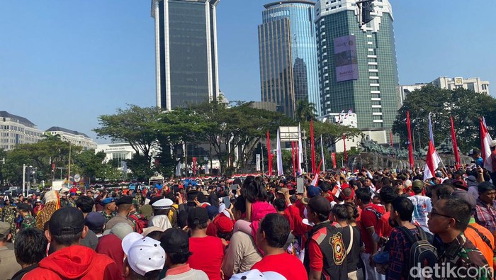 Semangat Patriotik Membawa Warga Berbondong-Bondong Hadir di Monas Menyaksikan Kirab Bendera