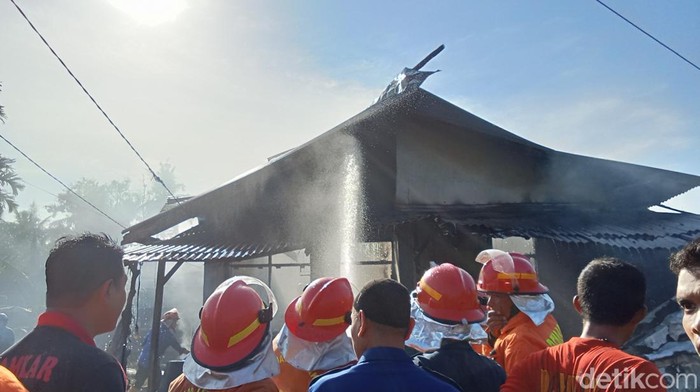 Warung manisan di Palembang hangus dilalap si jago merah. Api yang membakar warung serta rumah tinggal milik Suryani itu turut menghanguskan uang tunai Rp 70 juta.