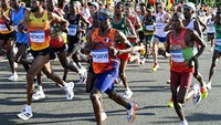 Sejumlah atlet lari marathon di Olimpiade Paris 2024 mengenakan cooling headband saat bertanding. Berbeda dengan headband biasa yang hanya untuk menyerap keringat, headband yang satu ini punya tonjolan-tonjolan berwarna silver di bagian dahi. Foto: Getty Images/BSR Agency