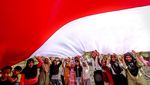 Aksi Anak-anak Bentangkan Bendera Merah Putih di Pelosok Nganjuk