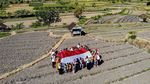 Aksi Anak-anak Bentangkan Bendera Merah Putih di Pelosok Nganjuk