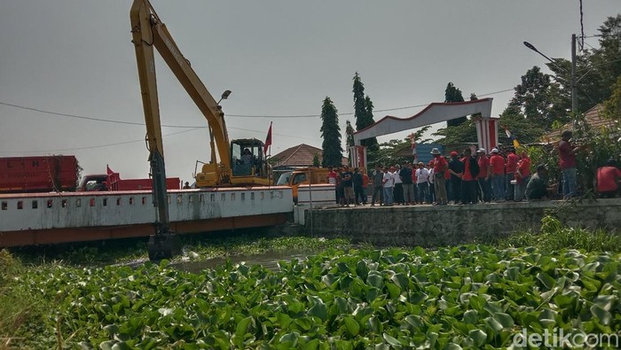 Alat berat diterjunkan bersihkan sungai Sojar di Kecamatan Jatibarang, Kabupaten Indramayu dari tumpukan eceng gondok