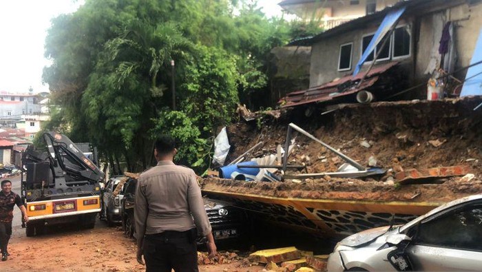 Tragedi Tembok Pembatas: Tiga Kendaraan Tertimpa di Batam