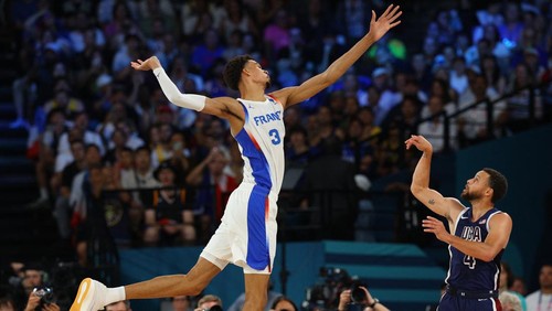 Paris 2024 Olympics - Basketball - Mens Gold Medal Game - France vs United States - Bercy Arena, Paris, France - August 10, 2024. Stephen Curry of United States in action with Victor Wembanyama of France. REUTERS/Brian Snyder