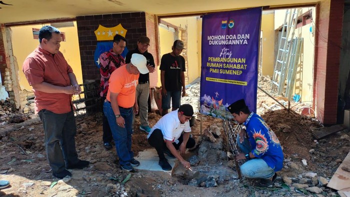 Bupati Sumenep Fauzi melakukan peletakkan batu pertama rumah Sahabat PMII