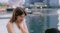 Momen Cassandra Lee dilamar sang kekasih mencuri perhatian. Ia dilamar sang kekasih dengan latar Marina Bay Sands Singapore. Foto: Instagram @cassandraslee