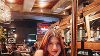 Momen lain dari Cassandra saat menikmati dinner mewah. Ia menikmati sajian steak di restoran satu ini. Foto: Instagram @cassandraslee