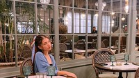 Tak hanya bersantap, tapi Cassandra juga berfoto cantik di restoran tersebut. Begini posenya yang tampak anggun. Foto: Instagram @cassandraslee