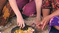 Bahkan, Cassandra juga sempat belajar mengulek sambal. Ia menunjukkan momen serunya itu dalah sebuah unggahan. Foto: Instagram @cassandraslee