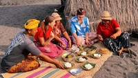Cassandra juga sempat liburan ke Sumbawa. Di sana ia juga memiliki pengalaman makan bersama dengan warga setempat. Foto: Instagram @cassandraslee