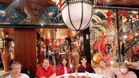 Tak hanya bersama kekasih dan sahabat, tapi Cassandra juga sering mengabadikan momen bersama keluarga. Ini salah satu momen di mana ia makan bersama keluarga di restoran Chinese food. Foto: Instagram @cassandraslee