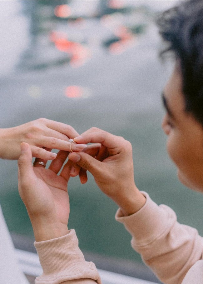 Ryuken Lie melamar Cassandra Lee dengan cincin berlian bentuk pir. Setelah menyematkan cincin, keduanya pun berpelukan mesra. Foto: Instagram/@cassandraslee