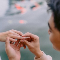 Ryuken Lie melamar Cassandra Lee dengan cincin berlian bentuk pir. Setelah menyematkan cincin, keduanya pun berpelukan mesra. Foto: Instagram/@cassandraslee