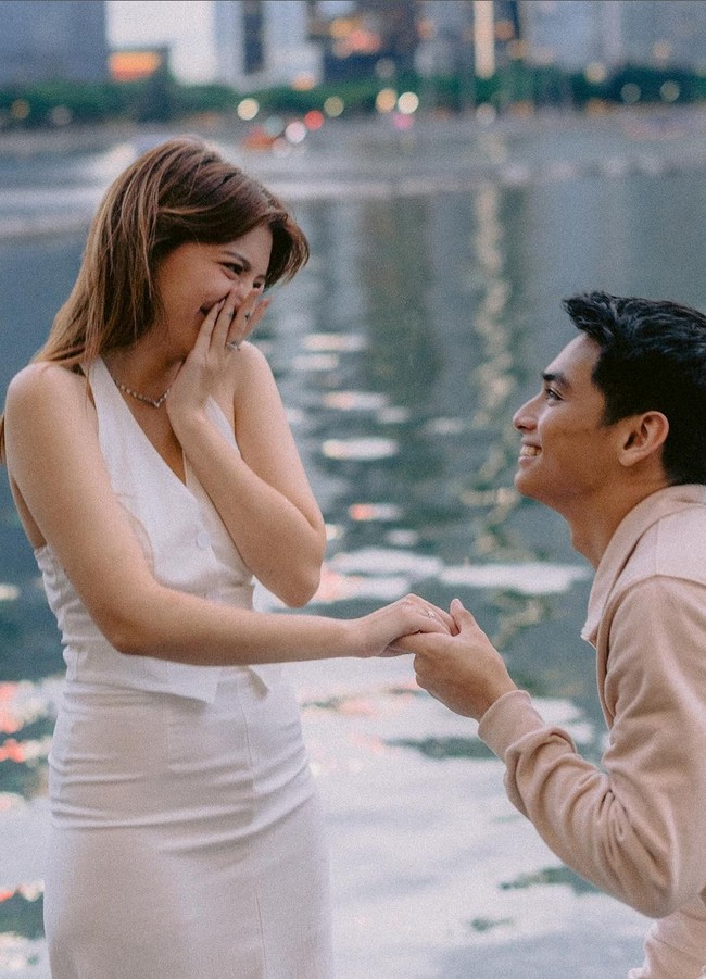 “yes.si.oui.iya.ja.sim. any language you ask me in . i will say yes yes and yes,” tulisnya di caption foto. Foto: Instagram/@cassandraslee