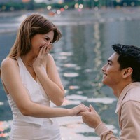 “yes.si.oui.iya.ja.sim. any language you ask me in . i will say yes yes and yes,” tulisnya di caption foto. Foto: Instagram/@cassandraslee