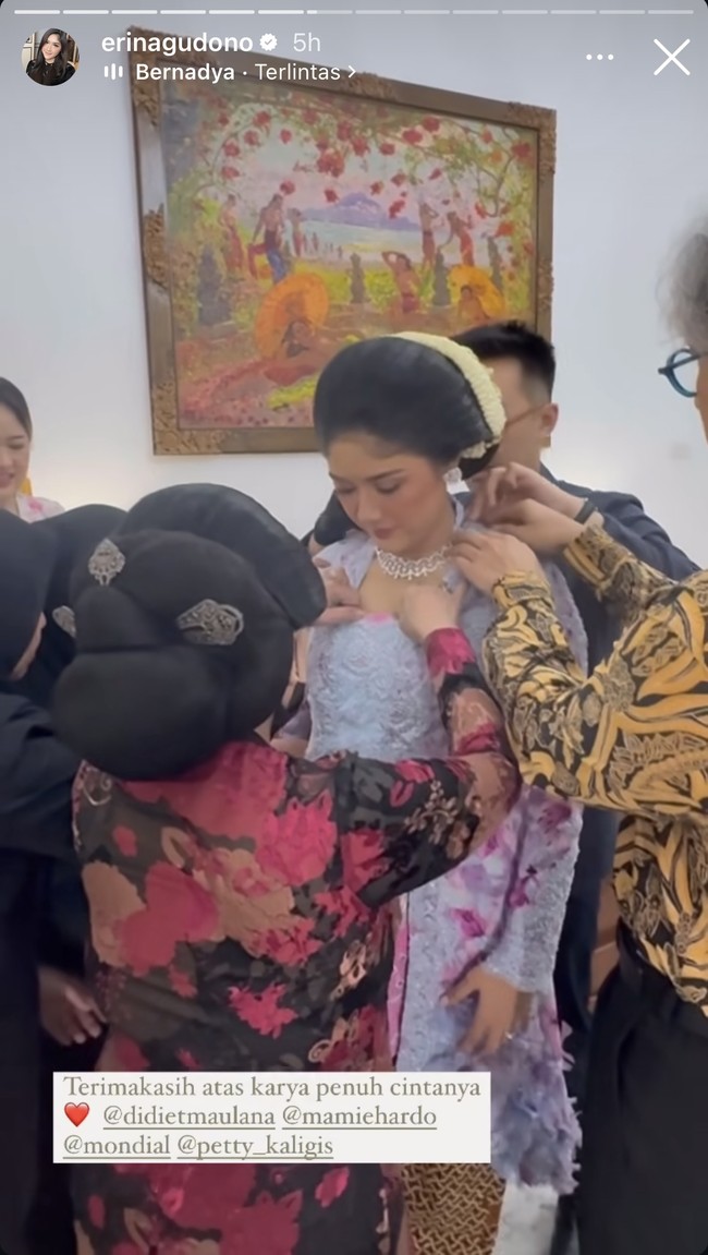 Bumil tampil cantik mengenakan kebaya rancangan desainer Didiet Maulana. Kebaya kutubaru berwarna biru itu dipercantik dengan brukat dan motif bunga berwarna merah muda. Foto: Instagram/@erinagudono