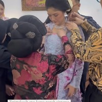 Bumil tampil cantik mengenakan kebaya rancangan desainer Didiet Maulana. Kebaya kutubaru berwarna biru itu dipercantik dengan brukat dan motif bunga berwarna merah muda. Foto: Instagram/@erinagudono