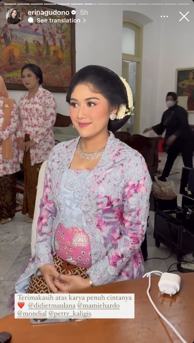 Jadi bak wanita Jawa, Erina juga tampak menyanggul rambutnya. Agar penampilannya lebih menawan, Erina juga mengenakan beberapa perhiasan seperti giwang dan kalung berwarna silver. Foto: Instagram/@erinagudono