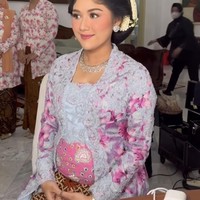 Jadi bak wanita Jawa, Erina juga tampak menyanggul rambutnya. Agar penampilannya lebih menawan, Erina juga mengenakan beberapa perhiasan seperti giwang dan kalung berwarna silver. Foto: Instagram/@erinagudono
