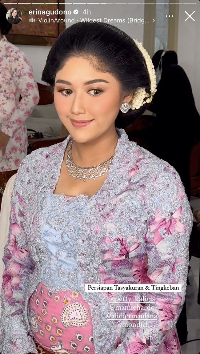 Untuk riasan wajahnya Erina mempercayakan MUA Petty Kaligis. Dengan riasan natural glam, pesona bumil jadi semakin terpancar. Foto: Instagram/@erinagudono