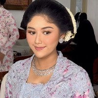 Untuk riasan wajahnya Erina mempercayakan MUA Petty Kaligis. Dengan riasan natural glam, pesona bumil jadi semakin terpancar. Foto: Instagram/@erinagudono