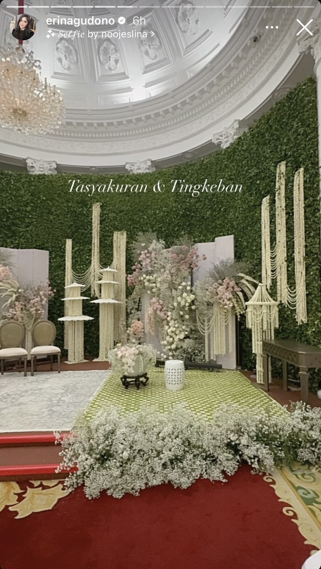 Dekorasi di acara tasyakuran dan tingkeban Erina tampak simpel bertabur roncean melati dan bunga-bunga berwarna soft, seperti, merah muda, putih, peach, dan ungu muda. Digelar di Istana Kepresidenan Bogor pada Sabtu (10/8/24), acara tersebut ramai dihadiri keluarga dan kerabat. Tingkeban sendiri merupakan tradisi selametan kehamilan untuk kandungan pertama yang memasuki usia 7 bulan. Foto: Instagram/@erinagudono