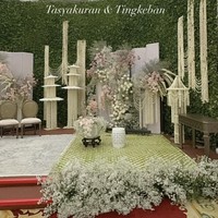 Dekorasi di acara tasyakuran dan tingkeban Erina tampak simpel bertabur roncean melati dan bunga-bunga berwarna soft, seperti, merah muda, putih, peach, dan ungu muda. Digelar di Istana Kepresidenan Bogor pada Sabtu (10/8/24), acara tersebut ramai dihadiri keluarga dan kerabat. Tingkeban sendiri merupakan tradisi selametan kehamilan untuk kandungan pertama yang memasuki usia 7 bulan. Foto: Instagram/@erinagudono