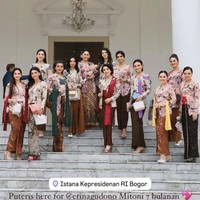 Para sahabat Erina Gudono dari Puteri Indonesia juga turut hadir dan kompak mengenakan kebaya motif bunga yang dipadukan dengan kain batik. Foto: Instagram/@erinagudono