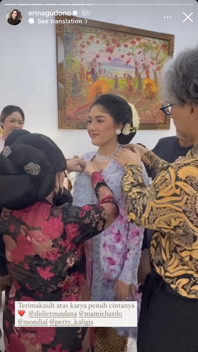 Tak terasa saat ini usia kehamilan Erina Gudono sudah memasuki trimester ketiga. Di usia kehamilannya yang sudah menginjak 7 bulan itu, Erina dan suaminya, Kaesang baru saja menggelar acara tasyakuran 7 bulan kehamilan sekaligus tingkeban. Foto: Instagram/@erinagudono