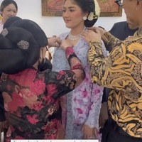 Tak terasa saat ini usia kehamilan Erina Gudono sudah memasuki trimester ketiga. Di usia kehamilannya yang sudah menginjak 7 bulan itu, Erina dan suaminya, Kaesang baru saja menggelar acara tasyakuran 7 bulan kehamilan sekaligus tingkeban. Foto: Instagram/@erinagudono