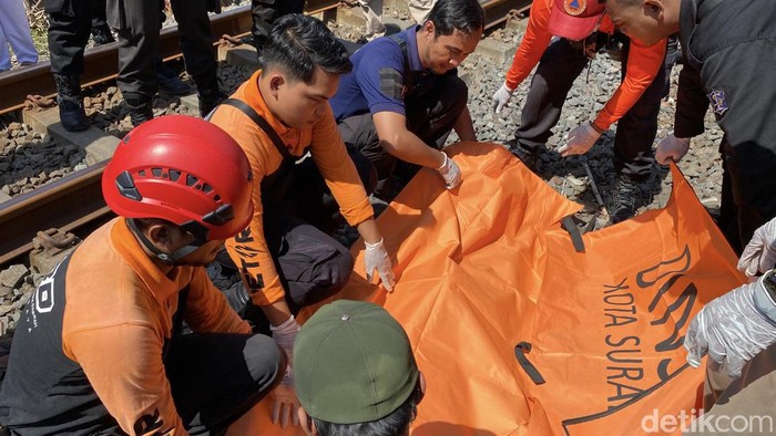 Evakuasi wanita tewas tertabrak kereta api di Ngagel Rejo Surabaya.